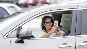 3461789_web1_Using_Cellphone_While_Driving